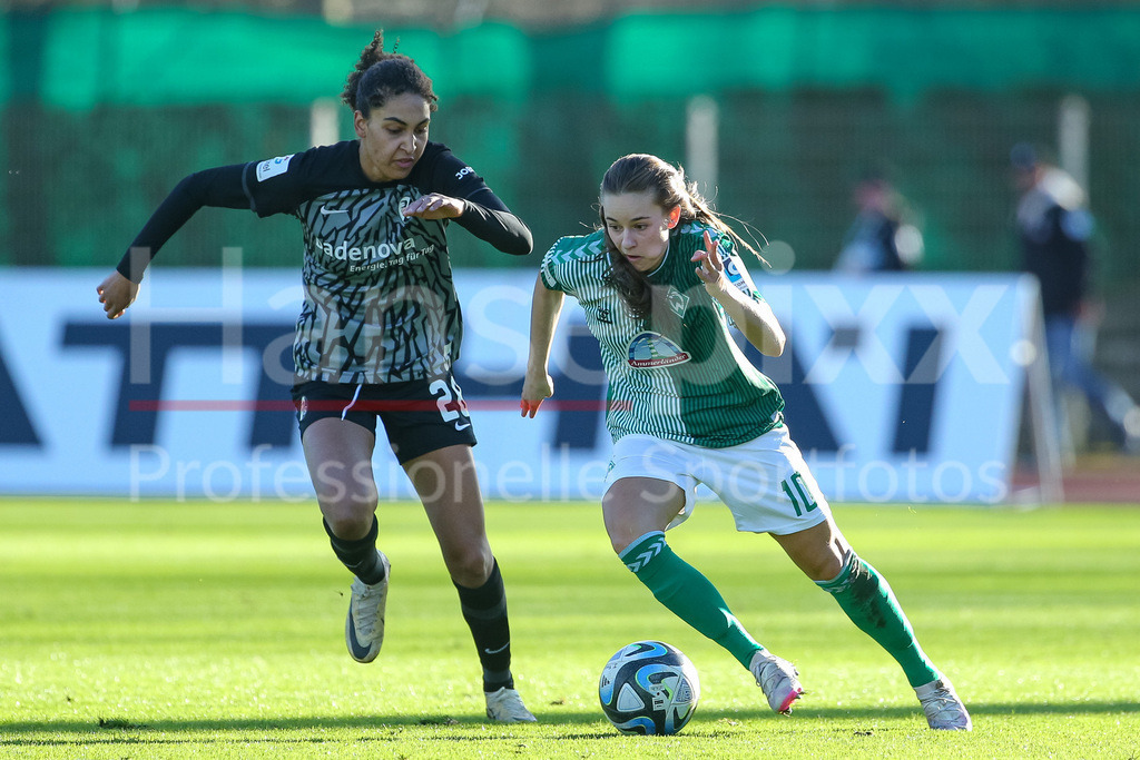 Fussball, Google Pixel Frauen-Bundesliga, SV Werder Bremen - SC Freiburg | v.li.: Cora Zicai (SC Freiburg, 28) und Tuana Mahmoud (geb. Keles, SV Werder Bremen, 10) im Zweikampf, Duell, Dynamik, Aktion, Action, Spielszene, DIE DFB-RICHTLINIEN UNTERSAGEN JEGLICHE NUTZUNG VON FOTOS ALS SEQUENZBILDER UND/ODER VIDEOÄHNLICHE FOTOSTRECKEN. DFB REGULATIONS PROHIBIT ANY USE OF PHOTOGRAPHS AS IMAGE SEQUENCES AND/OR QUASI-VIDEO.