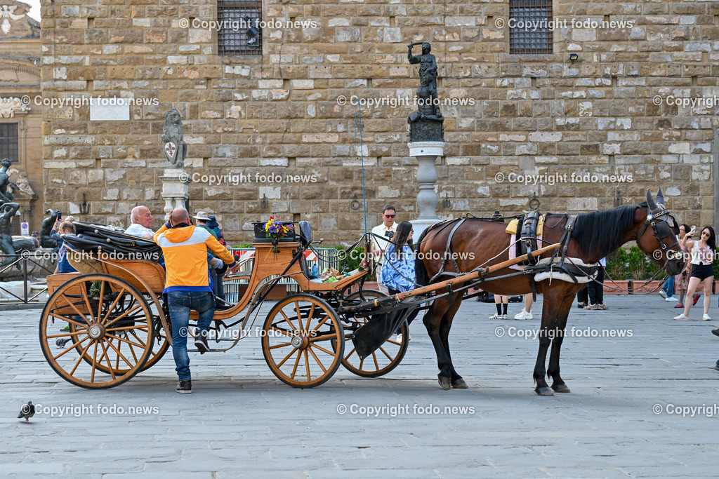 Italien_ Toscana_ Florenz_ 30.05.2024-70 | 30.05.2024, Italien, ITA, Toskana, Florenz im Bild Stadtansichten, Gebäude, Architektur, Touristen, Historisch, Souvenir, Altstadt, Museum, Statuen, Skulpturen, Piazza della Signoria, Statue David, Palazzo Vecchio, Neptunbrunnen, Piazza della Repubblica, Ponte Vecchio, Brücke, Uffizien, Kathedrale Santa Maria del Fiore, Arno, Fluß


Florenz, Firenze, ist eine italienische Großstadt. Nach Einwohnern ist sie die achtgrößte Stadt Italiens. Florenz ist die Hauptstadt sowie größte Stadt der Region Toskana und der Metropolitanstadt Florenz, in der etwa eine Million Menschen leben. Florenz ist für seine Geschichte berühmt. Leonardo da Vinci verbrachte große Teile seiner Jugend in Florenz, Michelangelo fand Unterschlupf in der Kirche der Medici, Galileo Galilei wohnte als Hofmathematiker in den Palästen der Medici. Von 1865 bis 1871 war die Stadt die Hauptstadt des neu gegründeten Königreichs Italien. Das historische Zentrum von Florenz zieht Jahr für Jahr Millionen von Touristen an. Die historische Innenstadt wurde von der UNESCO im Jahre 1982 zum Weltkulturerbe erklärt. 
Quelle: Wikipedia
