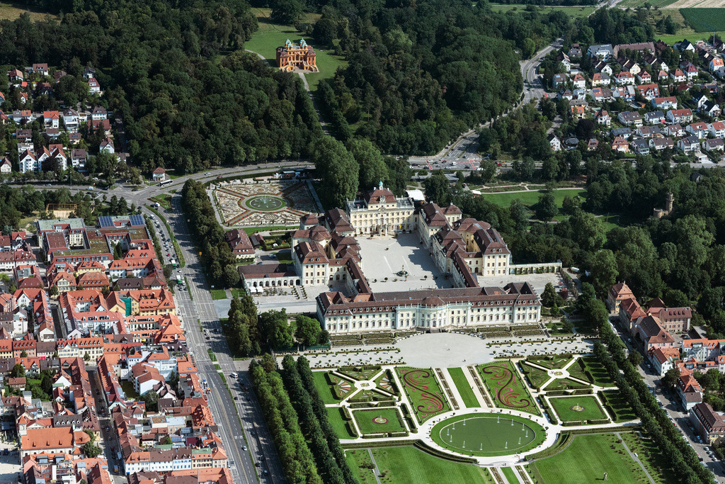 dr__0069444.jpg | LUDWIGSBURG 23.07.2021 Parkanlage am Residenzschloss Ludwigsburg an der Schlossstraße in Ludwigsburg im Bundesland Baden-Württemberg, Deutschland. // Park of Residenzschloss Ludwigsburg Schlossstrasse in Ludwigsburg in the state Baden-Wurttemberg, Germany. Foto: Daniel Reiter