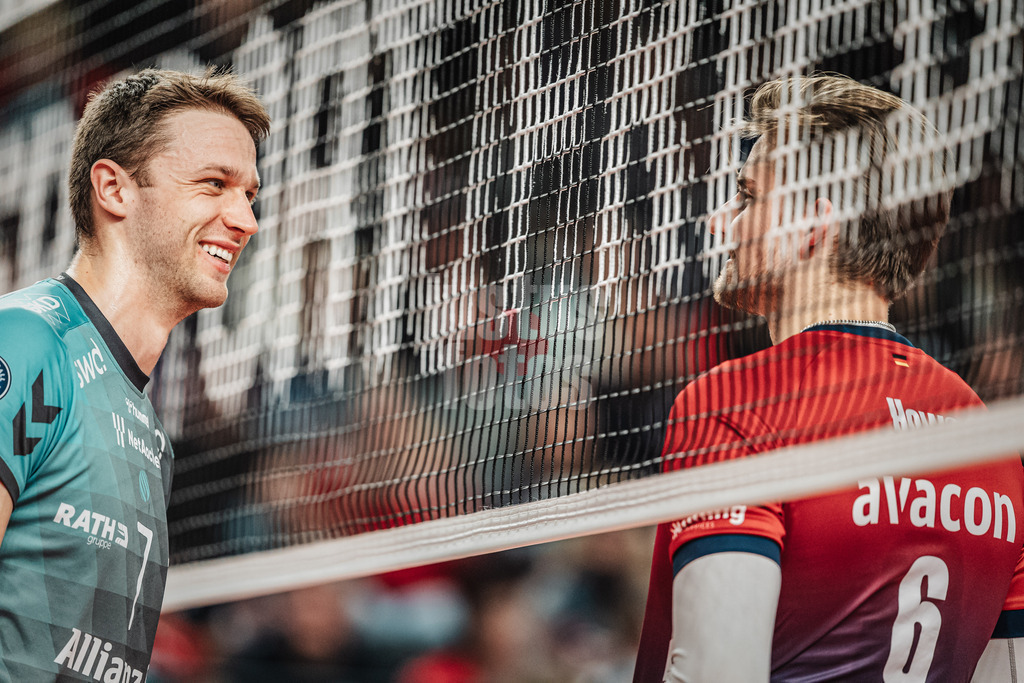Volleyball | Herren | Saison 2025/2026 | 1. Volleyball Bundesliga Männer | DVV Pokal Halbfinale | SVG Lüneburg vs. SWD powervolleys Düren | 16.12.2025 | im Gespräch Jordan Canham (#7, SWD powervolleys Düren) links und Jackson Clifford Howe (#6, SVG Lüneburg) rechts