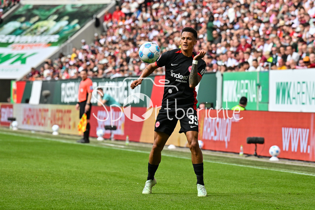 FC Augsburg - SG Eintracht Frankfurt | am Ball Lucas TUTA-SILVA MELO (Eintracht Frankfurt 35) / Einzelfoto / Freisteller / Bundesliga: FC Augsburg - Eintracht Frankfurt, WWK Arena am 20.04.2025