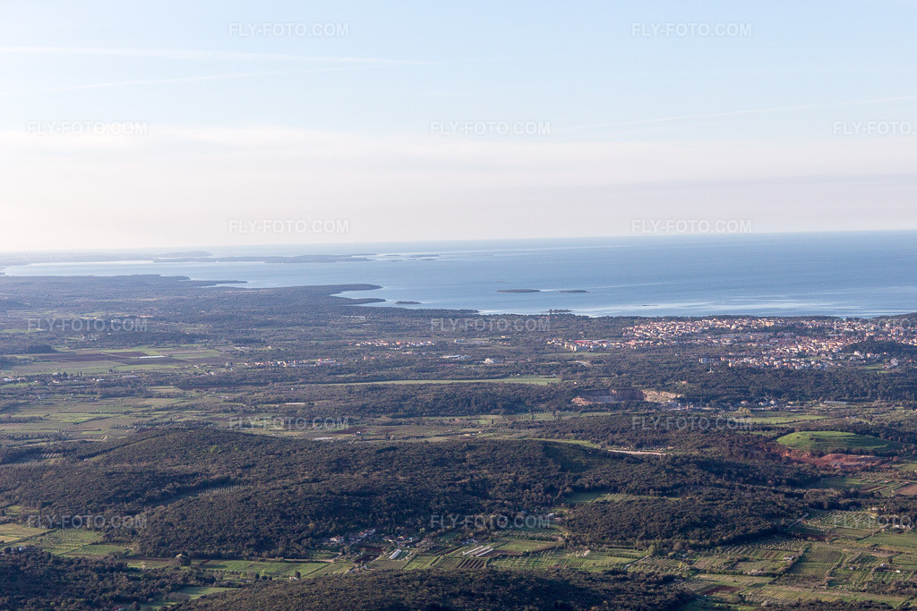 Aerial view: View of the town in Vrsar in the state Gespanschaft Istrien, Croatia. – Photo: IMG_106313.jpg taken on 04/14/2018 by Werner Riehm/FLY-FOTO.com – Resolution of the original: 5472 x 3648 px