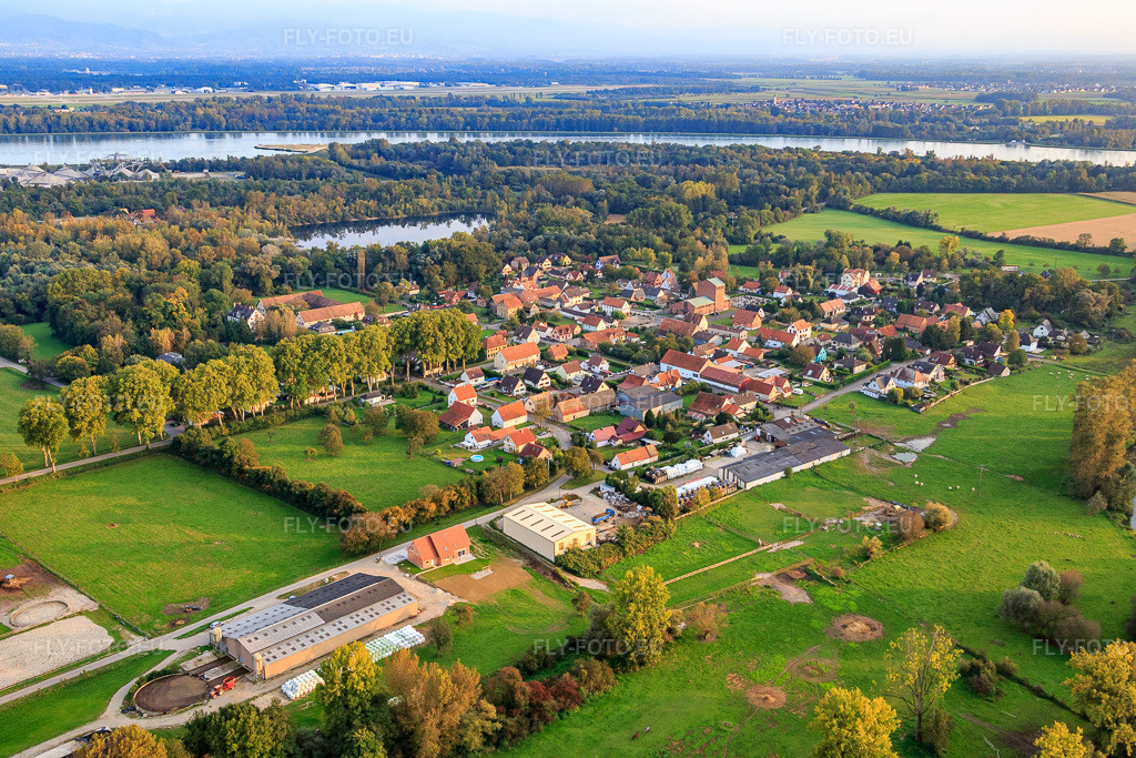 Vue aérienne: Vue de la ville depuis le nord-est à Fort-Louis dans le département Bas Rhin, France – .Photo: IMG_074361.jpg prise le 04/10/2014 par Werner Riehm/FLY-FOTO.eu – Résolution de l'original: 5472 x 3648 px