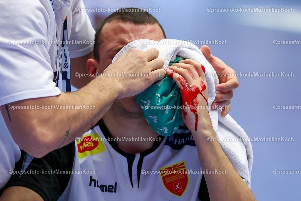 EHF20012601051 | 20.01.2026, Handball, Men's EHF EURO 2026, Nordmazedonien - Rumänien, Jyske Bank Boxen in Herning, Dänemark, Preliminary Round:  Pavle Atanasijevikj (North Macedonia #88) sitzt blutend verletzt mit Schmerzen auf dem Spielfeld und muss medizinisch versorgt werden.