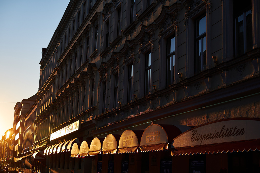 Vorderansicht mit Schriftzug Tichy | Wien, Austria - September 08, 2021: Tichy Eissalon Am Reumannplatz; Vorderansicht in der Rotenhofgasse mit Schriftzug Tichy im Abendlicht. - Realisiert mit Pictrs.com
