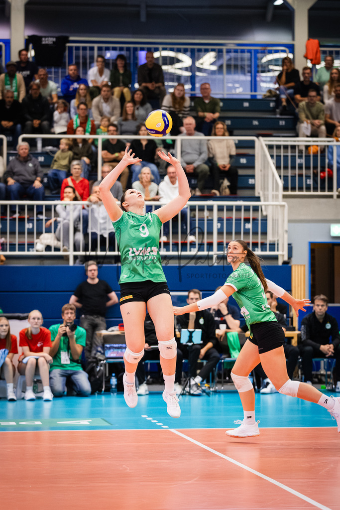 Volleyball, 1. Bundesliga Frauen, Hauptrunde, 1. Spieltag, Saison 2025/2026: USC Münster - SSC Palmberg Schwerin | 1. Bundesliga Frauen, Hauptrunde, 1. Spieltag, Saison 2025/2026, USC Münster empfängt SSC Palmberg Schwerin in der Sporthalle Berg Fidel in Münster. Foto: sportfotografie.ms | Markus Paletta - Realisiert mit Pictrs.com