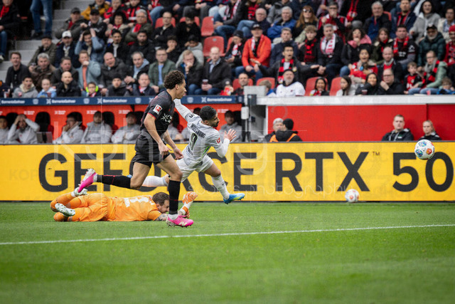 German Bundesliga, Bayer 04 Leverkusen vs. VfL Wolfsburg, 04.04.2026 | LEVERKUSEN, GERMANY - APRIL 4, 2026 :  Keeper Mark Flekken (Bayer 04 Leverkusen, 1) saves with a header, Mohammed Amoura (VfL Wolfsburg, 9) tries to get a free kick during the German Bundesliga match on gameday 28 between Bayer 04 Leverkusen vs. VfL Wolfsburg at BayArena on April 4, 2026 in Leverkusen, Germany. DFL REGULATIONS PROHIBIT ANY USE OF PHOTOGRAPHS AS IMAGE SEQUENCES AND/OR QUASI-VIDEO.
