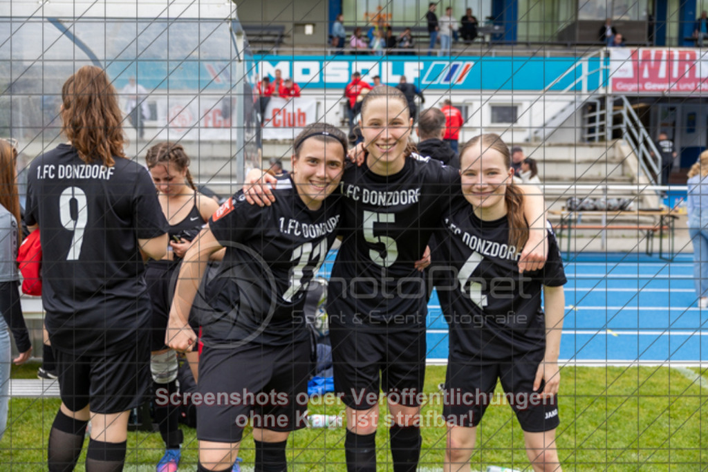 20250529_151221_1823 | #,  SGM Wendlingen-Ötlingen II (blau) vs. 1.FC Donzdorf II (schwarz), Fussball, Frauen-Bezirkspokal Finale Saison 2024/2025, Rasenplatz VfL Stadion Kirchheim, Jesinger Straße 105, 73230 Kirchheim, 29.05.2025 - 13:00 Uhr,Foto: PhotoPeet-Sportfotografie/Peter Harich