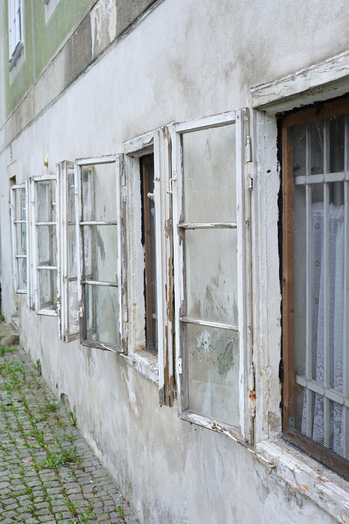 Verkommenes Haus mit Alten Fenstern | Steyr, Austria - August 26, 2024: Verkommenes altes Haus mit Alten Fenstern. - Realisiert mit Pictrs.com
