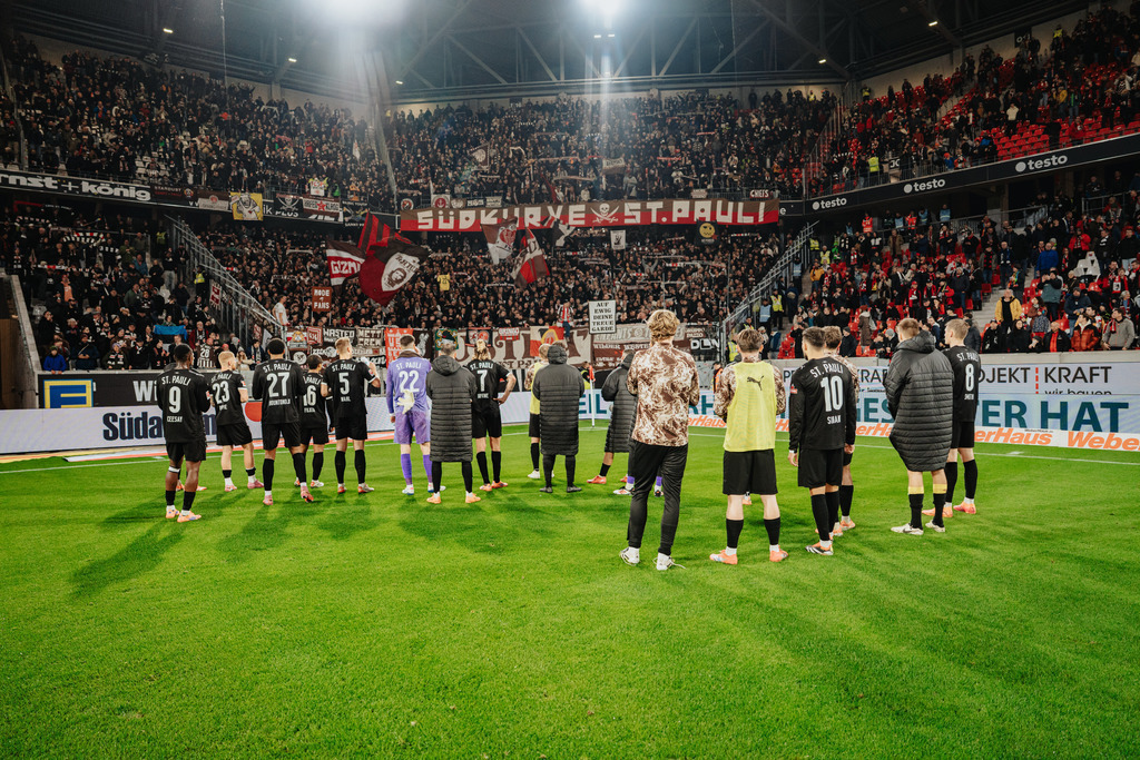 FCP00496 | Der offizielle Shop für FC St. Pauli Fotos. Wähle aus Spielszenen & Fanmomenten dein FCSP Wunschformat. Wir liefern Millerntor-Atmosphäre.