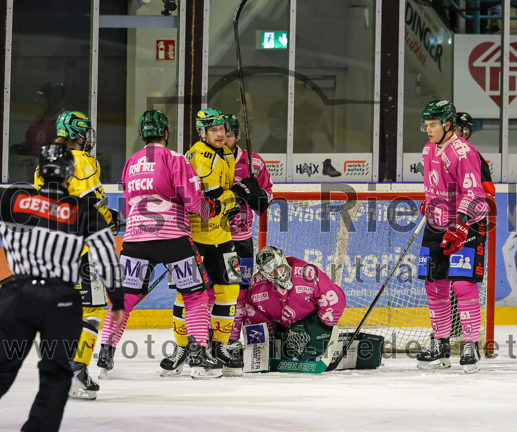 2025-10-28_134_TSV_Erding_gegen_Toelzer_Loewen | Erding, Deutschland, 28.10.2025:Eishockey, Oberliga Süd 2025 / 2026, 13. Spieltag, TSV Erding gegen Tölzer Löwen, Endergebnis: 2:5Pascal Steck (Erding Gladiators, #73), Toms Prokopovics (Tölzer Löwen, #9), Torwart Leon Meder (Erding Gladiators, #39), Moritz Köttstorfer (Erding Gladiators, #61)Foto: Christian Riedel / fotografie-riedel.net