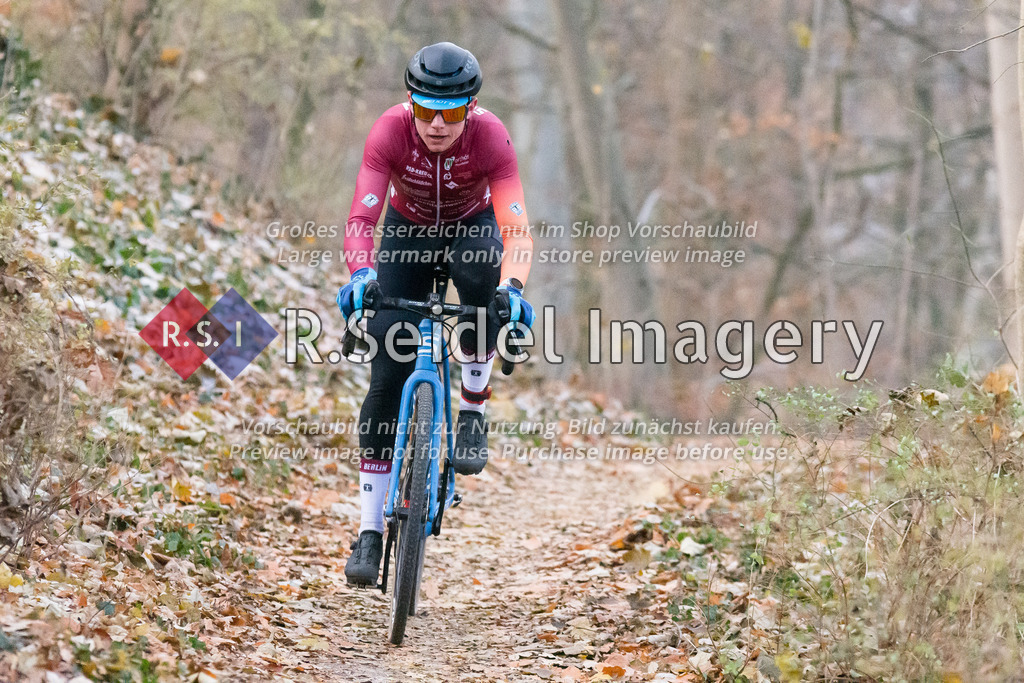 Radsport, 14. Lauf - Bikebeat Cyclo-Cross Bundesliga 2022/23 und 43. Harburger Weihnachtspreis im Stevens Cup 2022, Schwarzenbergplatz (Hamburg-Harburg), 18.12.2022 | Aus dem Rennen 6 / Männer Elite (Lizenzfahrer): 
Albert Gathemann (#18, SC Berlin)