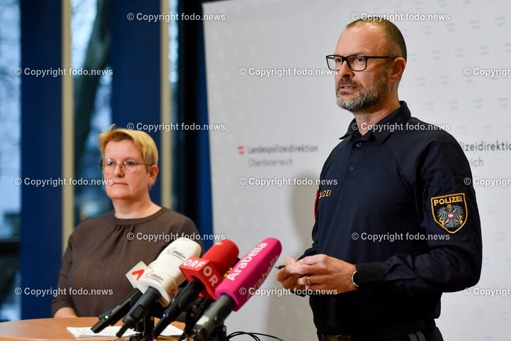 Landespolizeidirektion Oberoesterreich_ Pressekonferenz Festnahme Mordversuch Linz-Kleinmuenchen_ 09.01.2023-9 | 09.01.2023, Landespolizeidirektion Oberoesterreich, AUT, Pressekonferenz Festnahme Mordversuch Linz-Kleinmuenchen, im Bild Ulrike Breiteneder (Staatsanwaltschaft Linz), Andreas Pilsl (Landespolizeidirektor Ooe)