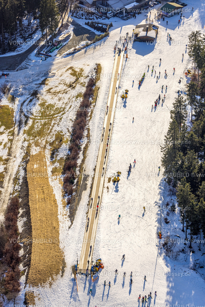 Winterberg260105007 | Luftbild, Transportband für Skifahrer zwischen Poppenberg Bergstation und Bremberkopf, Winterberg, Sauerland, Nordrhein-Westfalen, Deutschland