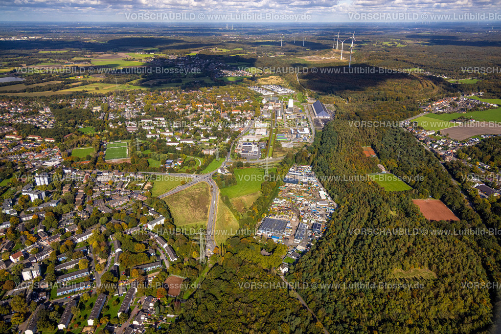 Dinslaken241009145 | Luftbild, Straßenkreuzung Hünxer Straße und Augustastraße, Kreisverkehr mit Hünxer Straße und Ober-Lohberg-Allee, Gewerbegebiet Ziegeleiweg, hinten der Bergpark Lohberg, Fernsicht und Windräder, Waldgebiet Halde Gärtnerbecken und Sportplätze SGP Oberlohberg e.V., Fernsicht mit Windräder, Blumenviertel, Dinslaken, Ruhrgebiet, Nordrhein-Westfalen, Deutschland