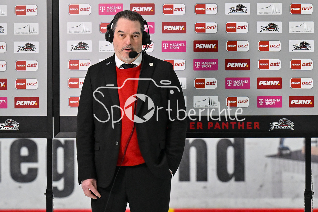 Augsburger Panther - Fischtown Pinguins | Im Bild Larry MITCHELL Headcoach Augsburger Panther beim Interview von MagentaSport nach der Partie gegen Bremerhaven / DEL: Augsburger Panther - Fischtown Pinguins, Curt Frenzel Stadion am 08.01.2025