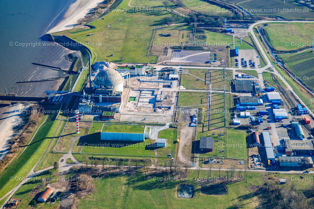 Stade_AKW_Kraftwerk_Rückbau_Baustelle_ELS_5865180225 | STADERSAND 18.02.2025 Gebäude der stillgelegten Reaktorblöcke und Anlagen des AKW - KKW Kernkraftwerk Stade in Stadersand im Bundesland Niedersachsen, Deutschland. Weiterführende Informationen bei: Preussen Elektra GmbH. // Building the decommissioned reactor units and systems of the NPP - NPP nuclear power plant Stade in Stadersand in the state Lower Saxony, Germany. Further information at: Preussen Elektra GmbH. Foto: Martin Elsen