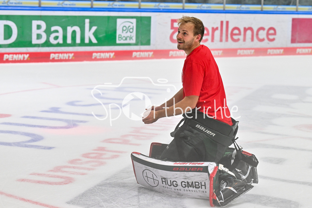 Augsburger Panther - Iserlohn Roosters | Die Augsburger Panther feiern zusammen mit ihren Fans den Heimsieg gegen Iserlohn / Penny DEL: Augsburger Panther - Iserlohn Roosters; Curt Frenzel Stadion am 21.09.2025 / im Bild Michael GARTEIG (Augsburger Panther 34