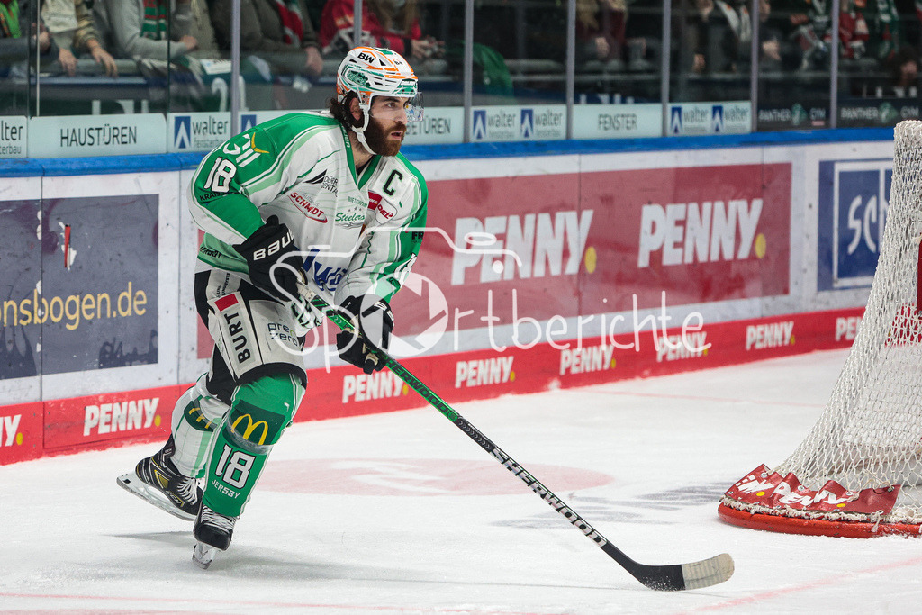 Augsburger Panther - Bietigheim Steelers | Mathew MAIONE (SCB #18) am Puck