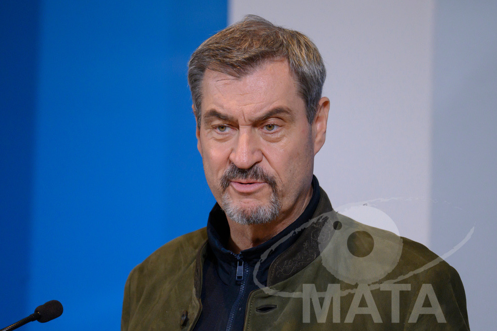 _DWI7683 | Bayerns Ministerpräsident Markus Söder (CSU) bei einer Pressekonferenz im Lokschuppen. Rosenheim, 02.12.2025 Bayern Deutschland - Realisiert mit Pictrs.com