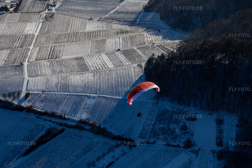 Luftbild: Gleitschirm über winterlich verschneiten Rebzeilen in Leinsweiler im Bundesland Rheinland-Pfalz in Deutschland. Foto: IMG_139917.jpg vom 20.01.2024 durch Werner Riehm/FLY-FOTO.de