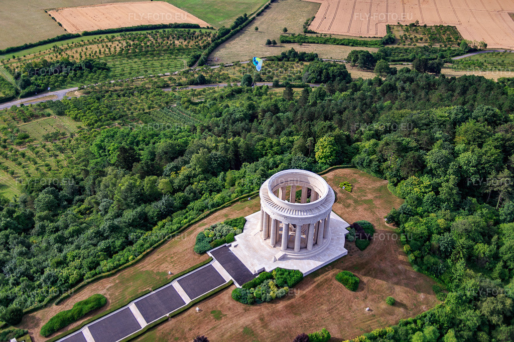 Vue aérienne: Mémorial de guerre américain Butte de Montsec à Montsec dans le département Meuse, France – .Photo: IMG_083312.jpg prise le 12/07/2015 par Werner Riehm/FLY-FOTO.eu – Résolution de l'original: 5472 x 3648 px – Montsec American Monument - American Battle Monuments Commission (ABMC)