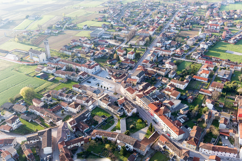 Aerial view: View of the town in Ronchis in the state Udine, Italy. – Photo: IMG_105672.jpg taken on 04/08/2018 by Werner Riehm/FLY-FOTO.com – Resolution of the original: 5472 x 3648 px