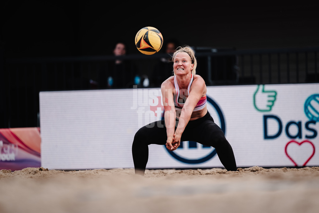 Beachvolleyball | Frauen | Allianz German Beach Tour 2025 | Tourstop Hamburg | 29.05.2025 | Antonia Schümann nimmt den Ball an
