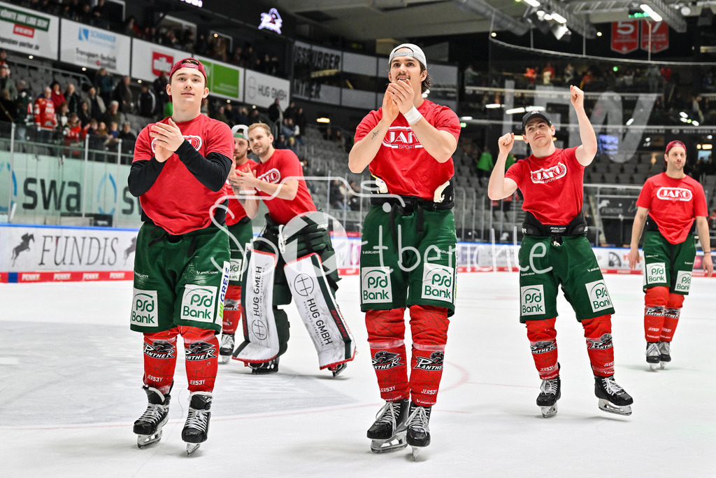 Augsburger Panther - Schwenninger Wild Wings | AUGSBURG, GERMANY - 02. JANUARY: das Team der Panther feiert zusammen mit den Fans den wichtigen Heimsieg gegen die Wild Wings nach dem Match zwischen den Augsburger Panthern und den Schwenninger Wild Wings am 35. Spieltag der Penny DEL im Curt Frenzel Stadion / Moritz ELIAS (Augsburger Panther 46), Christian HANKE (Augsburger Panther 25), Kyle MAYHEW (Augsburger Panther 27)