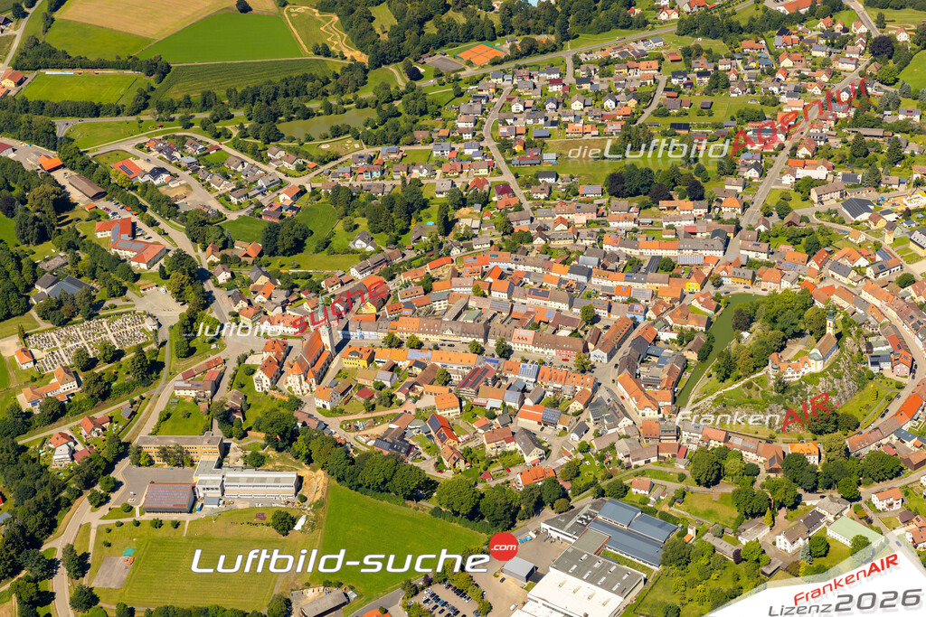 Das Luftbild zeigt : Altstadt historische Gebäude Pleystein - Die Luftaufnahme wurde 2023 vom UL-Flugzeug aus erstellt ( keine Drohne ) - Hochauflösende Luftaufnahme - Für grossformatige Ausdrucke geeignet. Die Geschenkidee !Mit Lizenz und Bildrechte bestellbar