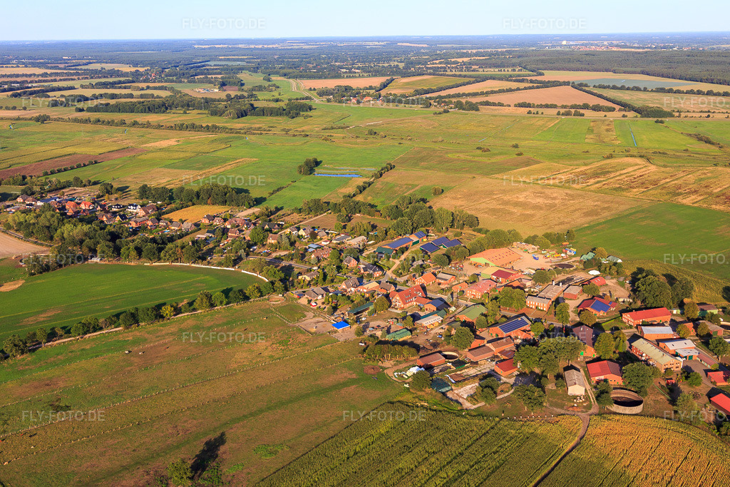 Luftbild: Dortansicht aus Südwesten in Lanze im Bundesland Schleswig-Holstein in Deutschland. Foto: IMG_110456.jpg vom 21.08.2018 durch Werner Riehm/FLY-FOTO.de