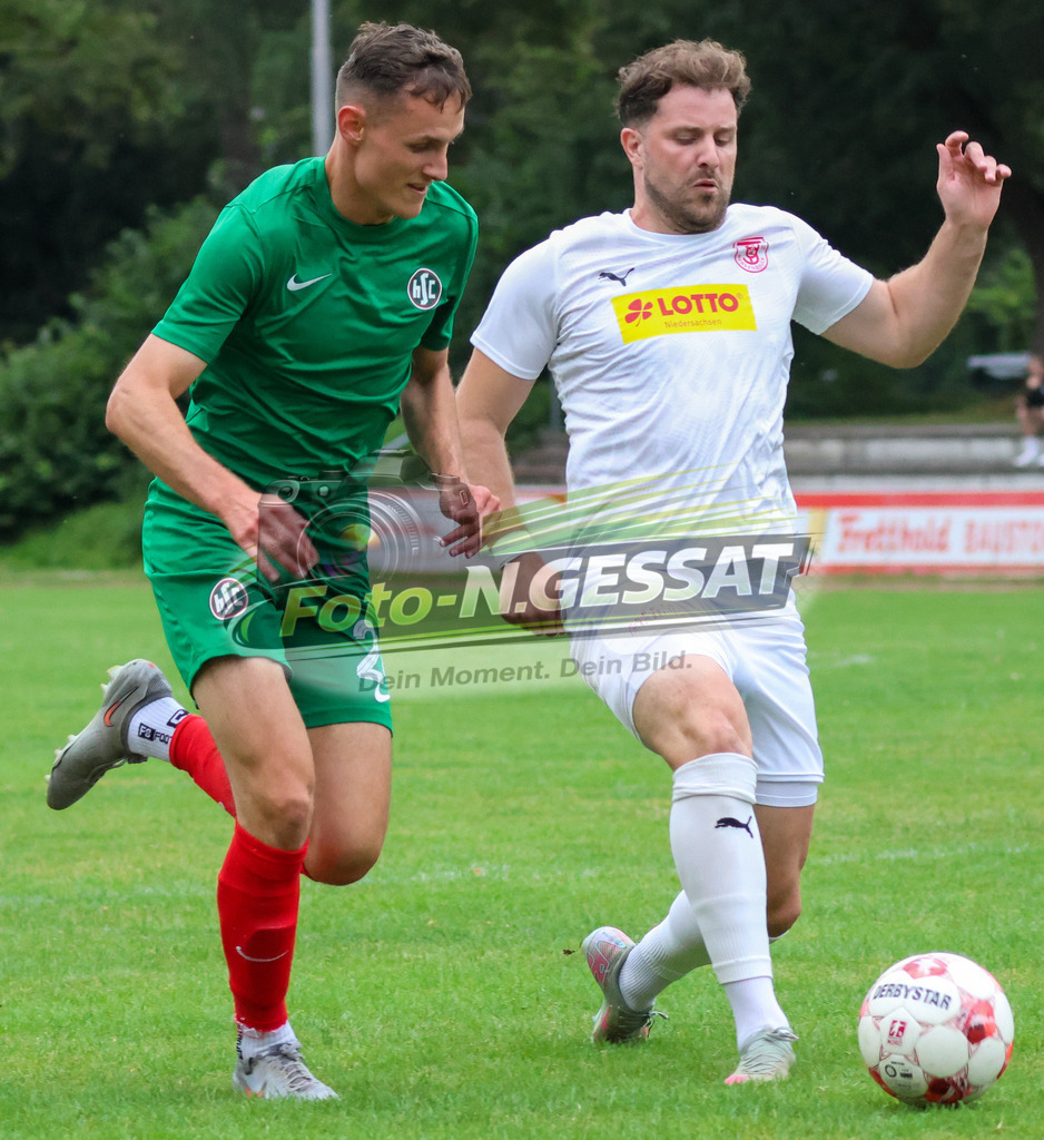 TuS Bersenbrück - HSC Hannover | Auf dem Bild zu sehen: weiß TuS Bersenbrück: Patrick Greten ; grün HSC Hannover: TuS Bersenbrück, HSC Hannover, Saison 25/26, Testspiel, Bünde, Deutschland - Realisiert mit Pictrs.com