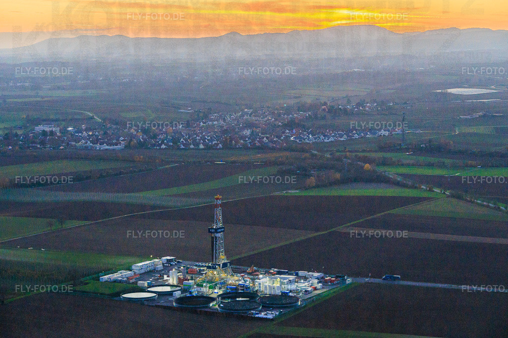 Tiefenbohrplatz V20 von Vulcan Energy im Abendlicht am Schleidberg zur Förderung von Geothermie und Lithium https://v-er.eu/de/ | Luftbild: Tiefenbohrplatz V20 von Vulcan Energy im Abendlicht am Schleidberg zur Förderung von Geothermie und Lithium https://v-er.eu/de/ in Insheim im Bundesland Rheinland-Pfalz in Deutschland. Foto: IMG_151716.jpg vom 18.11.2025 durch Werner Riehm/FLY-FOTO.de - Realisiert mit Pictrs.com