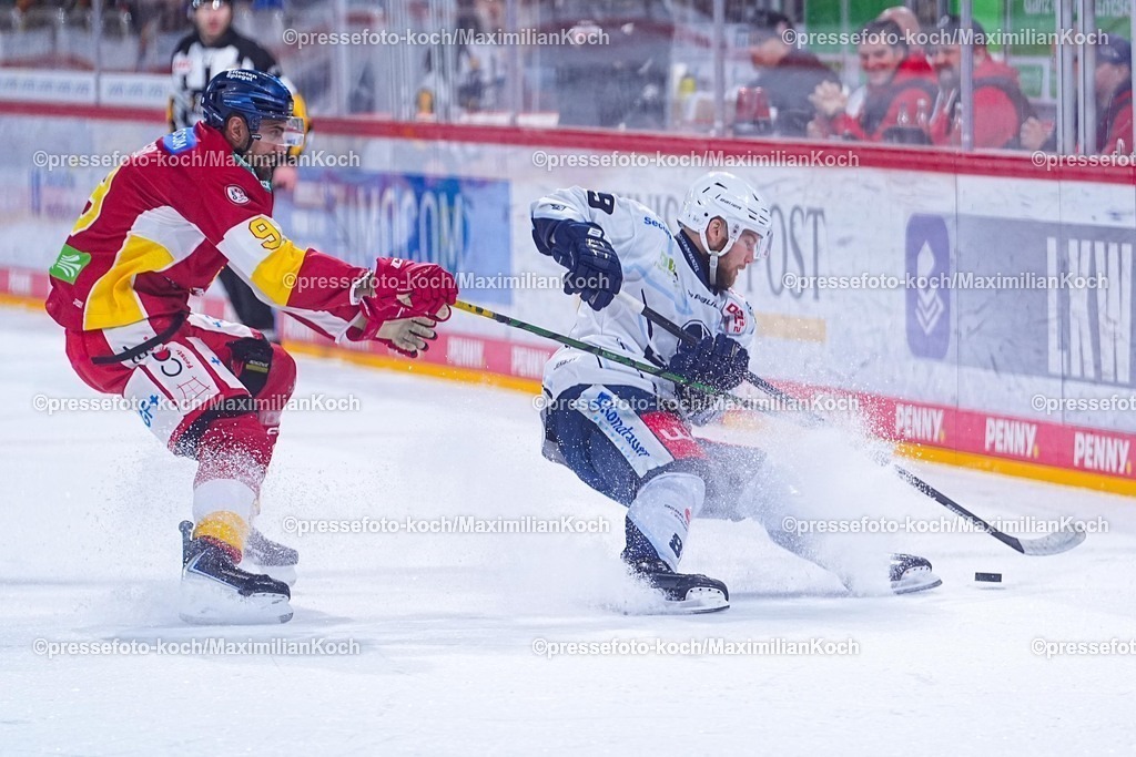 xYDRx20012601023 | 20.01.2026, xydrx, Eishockey, DEL2, Düsseldorfer EG - Blue Devils Weiden, PSD Bank Dome Düsseldorf: Lucas Lessio (Düsseldorfer EG #9) im Zweikampf gegen Tyler Ward (Blue Devils Weiden #89)   Photo: xYannisxDreimannxPressefotoKochx