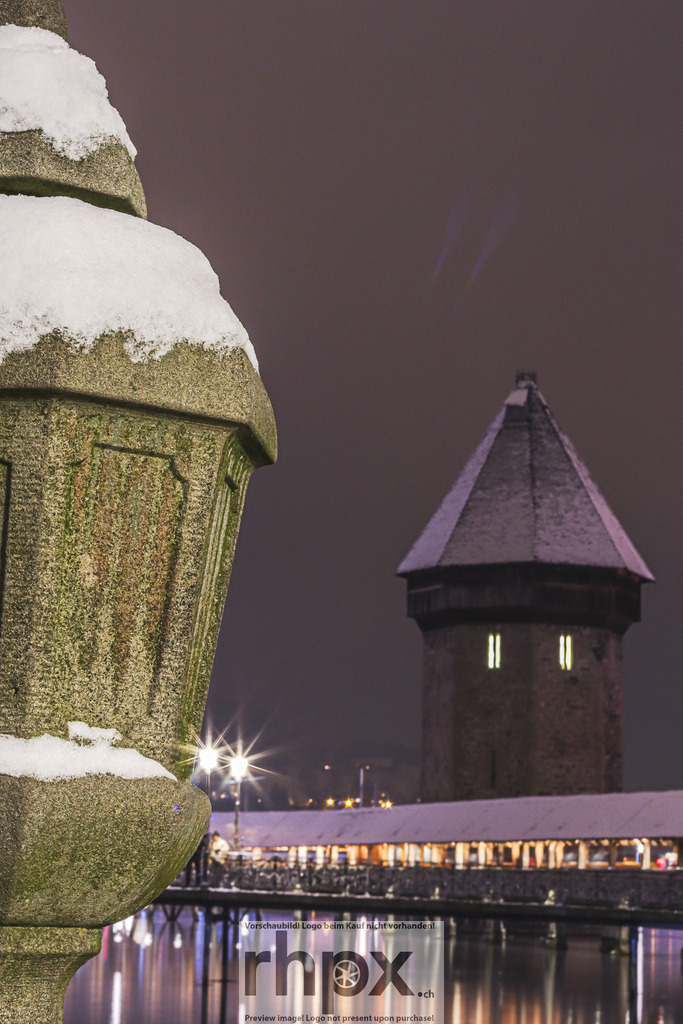 Winterabend an der Kapellbrücke | Verschneite Kapellbrücke in Luzern bei Nacht. - Realisiert mit Pictrs.com