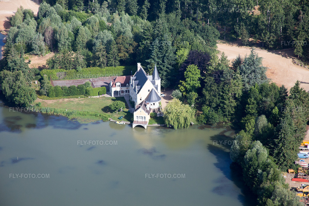 Aerial view: Vendôme in Naveil in the state Loir et Cher, France.Photo: IMG_081096.jpg taken on 06/19/2015 by Werner Riehm/FLY-FOTO.comResolution of the original: 5472 x 3648 px