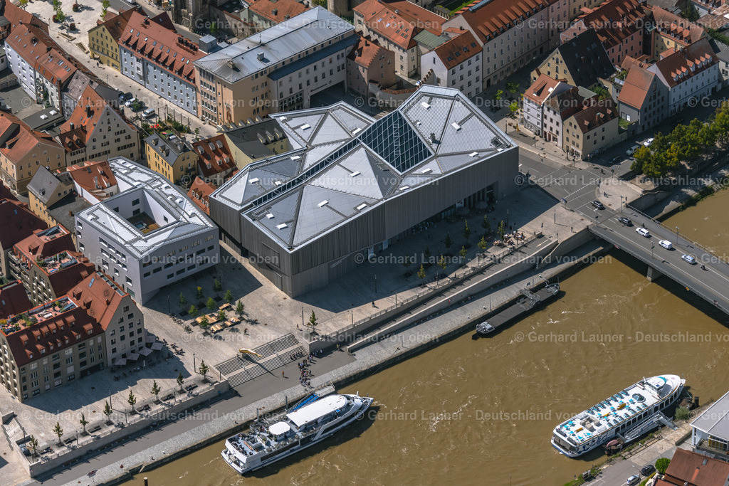 4050795 | REGENSBURG 02.09.2021 Museums- Gebäude- Ensemble " Haus der Bayerischen Geschichte - Museum " am Donaumarkt in Regensburg im Bundesland Bayern, Deutschland. Weiterführende Informationen bei: Bayerisches Staatsministerium für Wissenschaft und Kunst,  RIEDEL BAU AG HOLDING,  wörner traxler richter planungsgesellschaft mbh. // Museum building ensemble " Haus of Bayerischen Geschichte - Museum " on Donaumarkt in Regensburg in the state Bavaria, Germany. Further information at: Bayerisches Staatsministerium fuer Wissenschaft und Kunst,  RIEDEL BAU AG HOLDING,  woerner traxler richter planungsgesellschaft mbh. Foto: Gerhard Launer