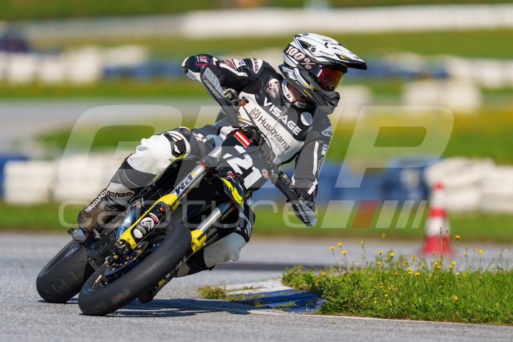 SuperMoto_Staatsmeisterschaft_Greinbach_265 | GRIPcapture steht für authentische Sportfotografie in Österreich – für Momente, die mehr sind als Geschwindigkeit oder Ergebnis. Es geht um Emotion, Spannung, Fokus und den Augenblick, der oft nur einen Wimpernschlag dauert.Ob Motorsport, Teamsport oder 