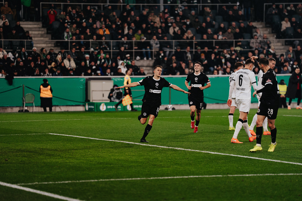 FCS04305 | Der offizielle Shop für FC St. Pauli Fotos. Wähle aus Spielszenen & Fanmomenten dein FCSP Wunschformat. Wir liefern Millerntor-Atmosphäre.