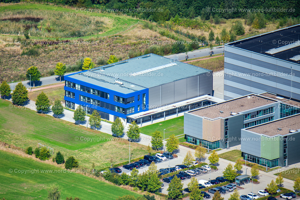 Stade_CFK_Neubau_Blau_ELS_2799200922 | STADE 20.09.2022 Gebäude und Produktionshallen auf dem Fabrikgelände der CFK NORD Betriebsgesellschaft mbH & Co. KG an der Straße Sophie-Scholl-Weg in Stade im Bundesland Niedersachsen, Deutschland. Weiterführende Informationen bei: CFK NORD Betriebsgesellschaft mbH & Co. KG,  GOLDBECK GmbH. // Building and production halls on the premises of CFK NORD Betriebsgesellschaft mbH & Co. KG on street Sophie-Scholl-Weg in Stade in the state Lower Saxony, Germany. Further information at: CFK NORD Betriebsgesellschaft mbH & Co. KG,  GOLDBECK GmbH. Foto: Martin Elsen