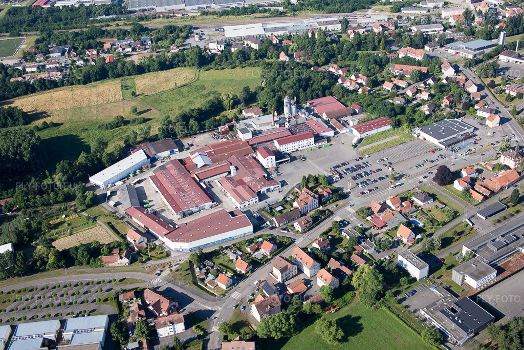 Vue aérienne: Centre commercial Wissembourg - Weissenburg à Wissembourg dans le département Bas Rhin, France. Photo: IMG_083049.jpg prise le 26/06/2015 par Werner Riehm/FLY-FOTO.eu – Résolution de l'original: 5472 x 3648 px