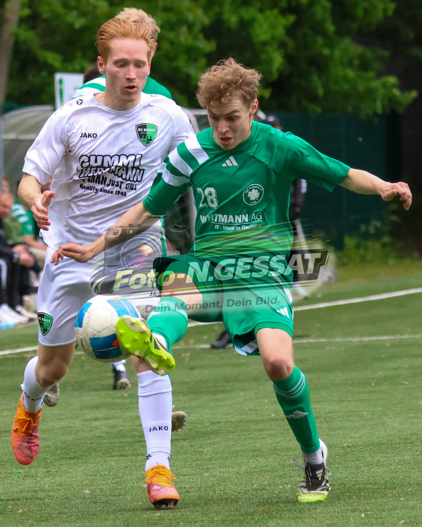 SC Bünde - TuS Tengern | Auf dem Bild zu sehen: weiß SC Bünde: Nick Braun ; grün TuS Tengern: Louis SelleSC Bünde, TuS Tengern, Saison 25/26, Bezirksliga, Hunnebrock, Deutschland - Realisiert mit Pictrs.com