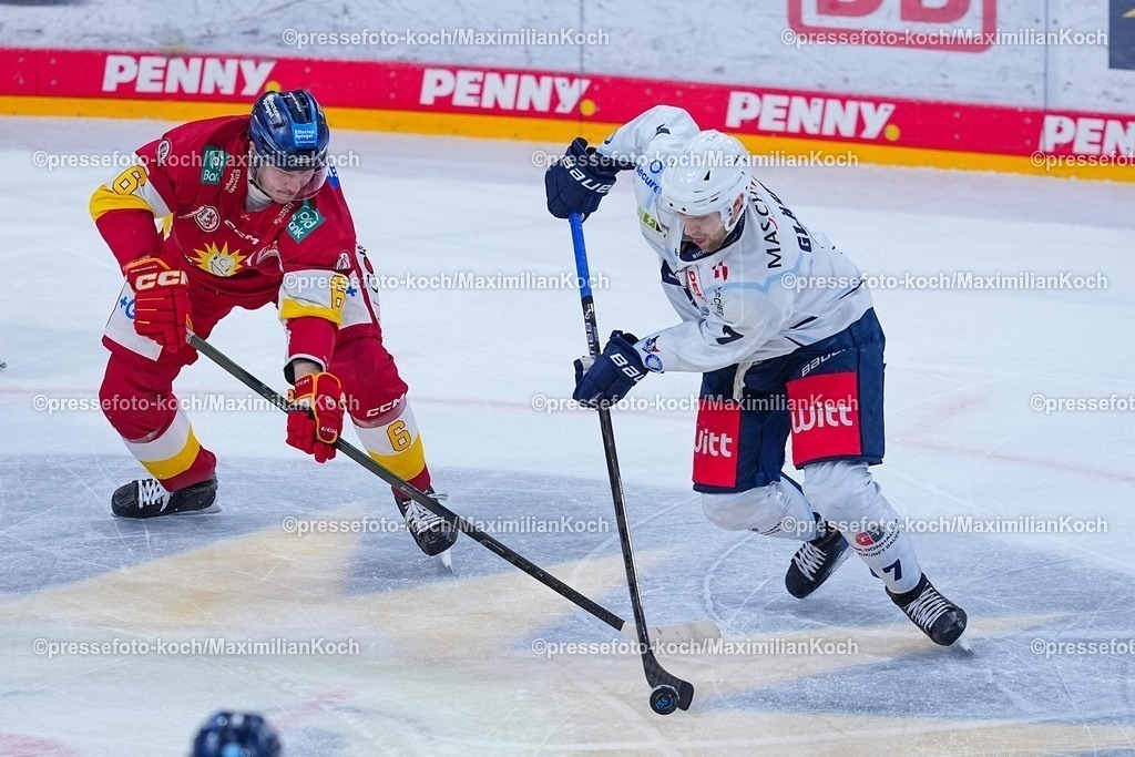 xYDRx20012601038 | 20.01.2026, xydrx, Eishockey, DEL2, Düsseldorfer EG - Blue Devils Weiden, PSD Bank Dome Düsseldorf: Kevin Maginot (Düsseldorfer EG #6) im Zweikampf gegen Luca Glaeser (Blue Devils Weiden #7)   Photo: xYannisxDreimannxPressefotoKochx