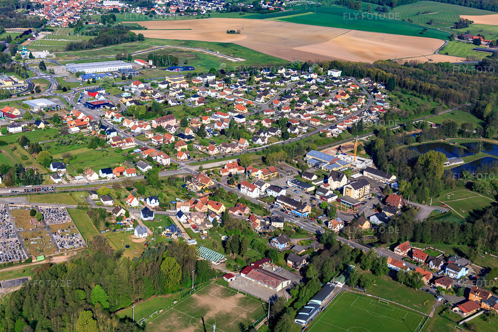 Luftbild: Rue Lacroix-sur-Meuse in Gundershoffen im Bundesland Bas-Rhin in Frankreich. – Foto: IMG_099405.jpg vom 30.04.2017 durch Werner Riehm/FLY-FOTO.de – Auflösung des Originals: 5472 x 3648 px