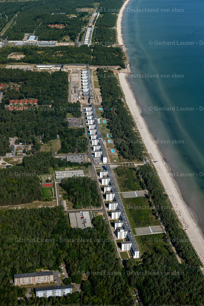 4061335 | BINZ 08.09.2021 Gebäudekomplex der ehemaligen Militär- Kaserne " Koloss von Prora " im Ortsteil Prora in Binz im Bundesland Mecklenburg-Vorpommern. Das KdF Bad Prora und die ehemalige Ferienanlage wird u.a. durch die Baltic Bau – Baltische Immobilienverwaltungs GmbH zu einer attraktiven Eigentumswohnanlage mit Ferienwohnungen am Strand der Ostsee umgebaut, modernisiert und saniert. // Building complex of the former military barracks " Koloss von Prora " in the district Prora in Binz in the state Mecklenburg - Western Pomerania. Foto: Gerhard Launer