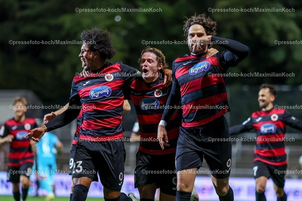 FCVK16092501207 | 16.09.2025, Fußball, FC Viktoria Köln – TSG 1899 Hoffenheim II, 3.Liga, Sportpark Höhenberg, Saison 2025 2026: Torjubel nach dem Tor zum 2:1 Elfmeter durch Torschütze Lex-Tyger Lobinger (Viktoria Koeln #09)  zusammen mit  Tobias Eisenhuth (Viktoria Koeln #06) und Benjamin Zank (Viktoria Koeln #23) DFB regulations prohibit any use of photographs as image sequences and or quasi-video.