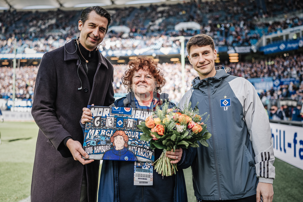 Fußball | Männer | Saison 2023/2024 | 2. Fußball-Bundesliga | 26. Spieltag | Hamburger SV vs. SV Wehen Wiesbaden | 17.03.2024 | v.l. Sportvorstand Jonas Boldt, Genevieve Fave und Loic Fave
