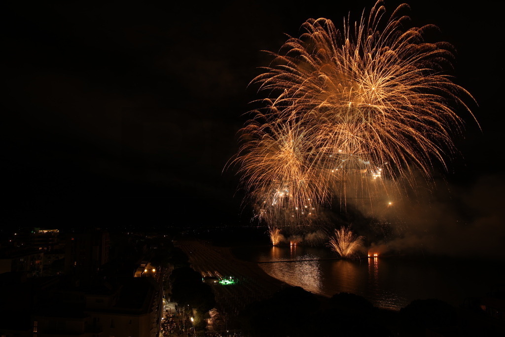 Ferragosto Fireworks in Grado, Italy | GRADO, ITALY, 15.AUG.26 - FIREWORKS - Ferragosto fireworks over the Adriatic Sea in Grado, Italy. Colorful fireworks light up the night sky above the beach, coastline and waterfront during the traditional summer celebration. - Realisiert mit Pictrs.com