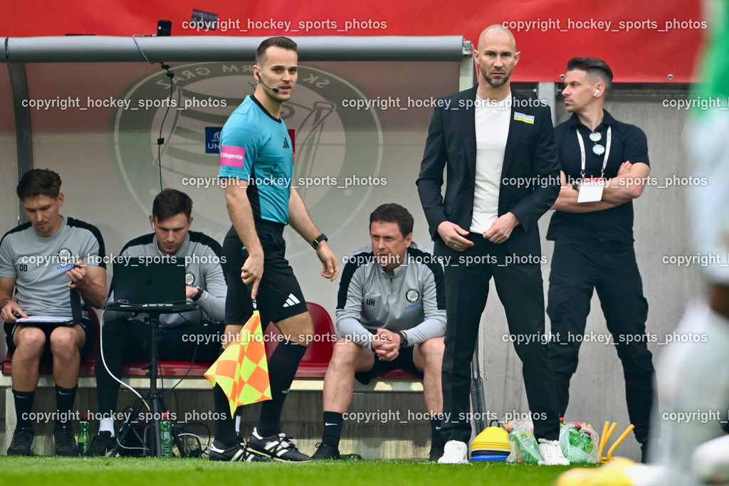 SK Puntigamer Sturm vs. SK Rapid Wien Siegerehrung, Impressionen | Santino Schreiner Referee, Headcoach SK Sturm Graz Christian Ilzer, SK Puntigamer Sturm vs. SK Rapid Wien Siegerehrung, Impressionen, SK Puntigamer Sturm vs. SK Rapid Wien Siegerehrung, Impressionen am 01.05.2024 in Klagenfurt (Wörthersee Stadion ), Austria, (Photo by Bernd Stefan)