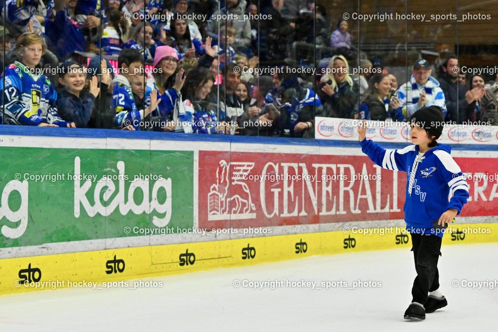 EC IDM WÄRMEPUMPEN VSV vs. Vienna Capitals | EC VSV Fans, junger #22 Nikita Scherbak EC VSV, EC IDM WÄRMEPUMPEN VSV vs. Vienna Capitals, EC IDM WÄRMEPUMPEN VSV vs. Vienna Capitals am 16.11.2025 in Villach (Stadthalle Villach), Austria, (Photo by Bernd Stefan)